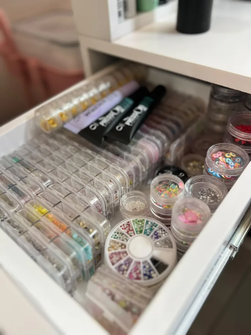 Cajón de piedras y accesorios para nail art