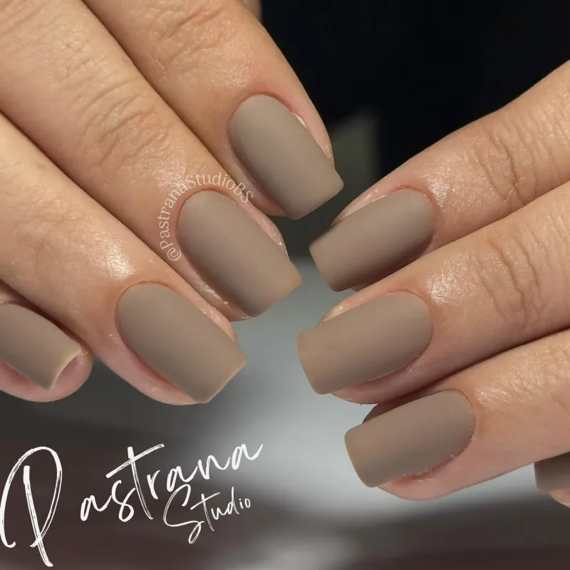 Uñas con gel semipermanente en tonos nude y detalles dorados