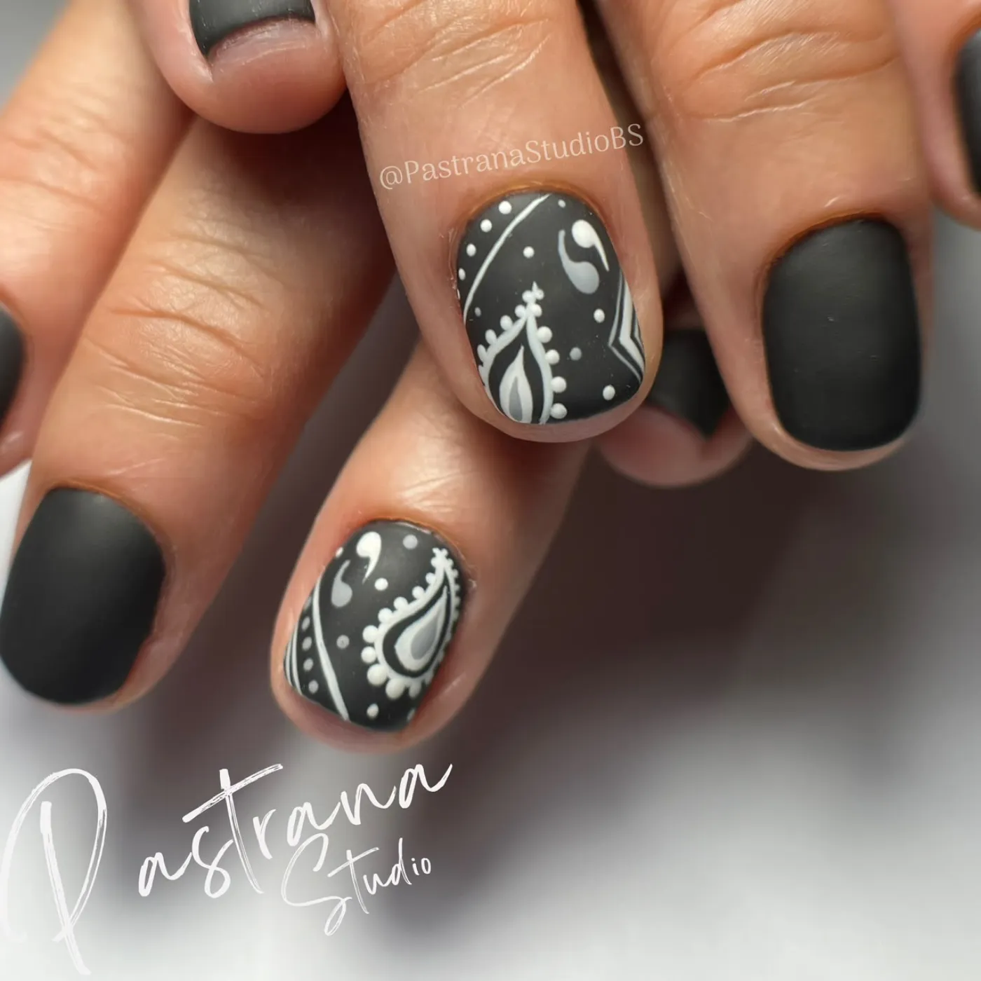 Manicura gel semipermanente con diseño floral delicado
