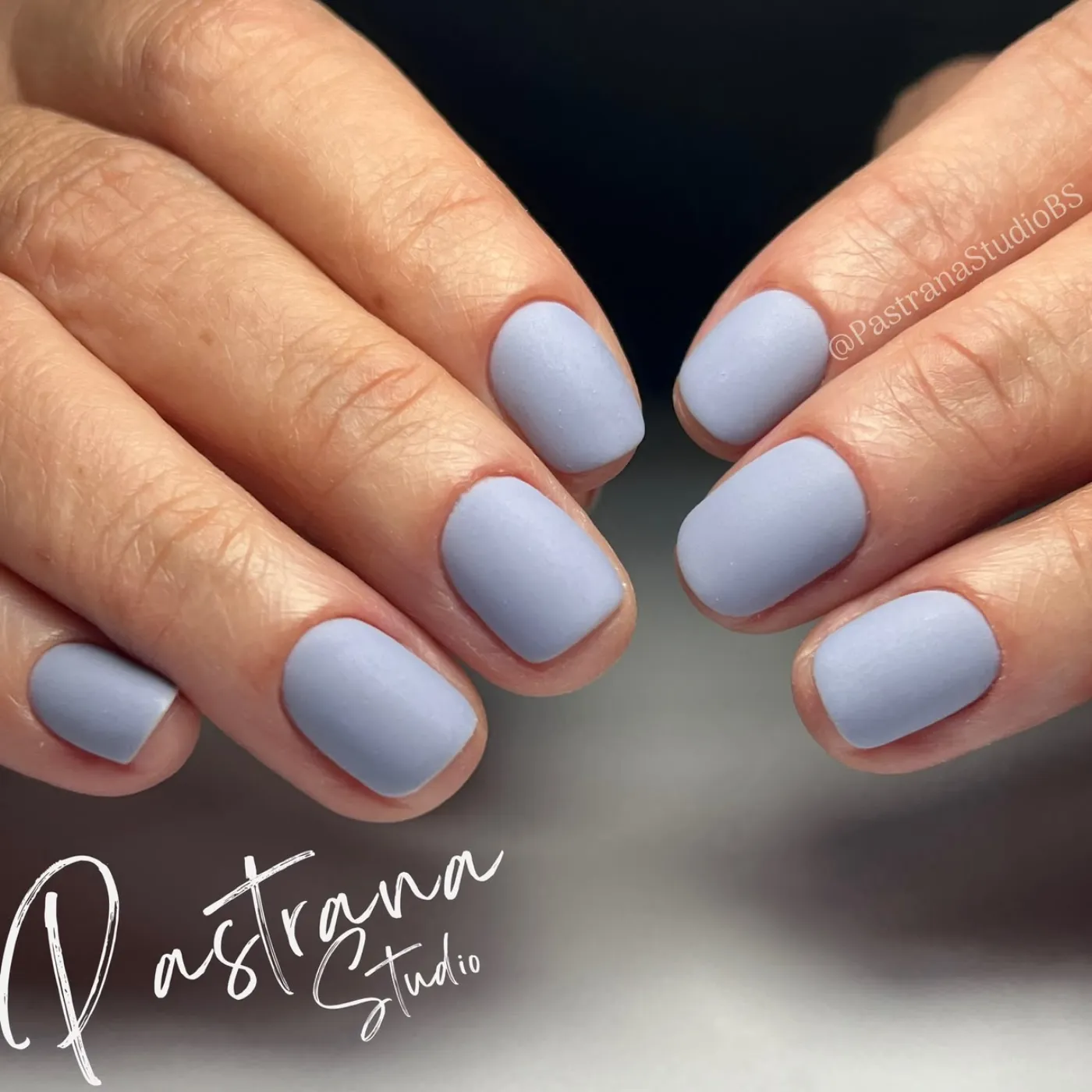 Manicura gel semipermanente con efecto espejo