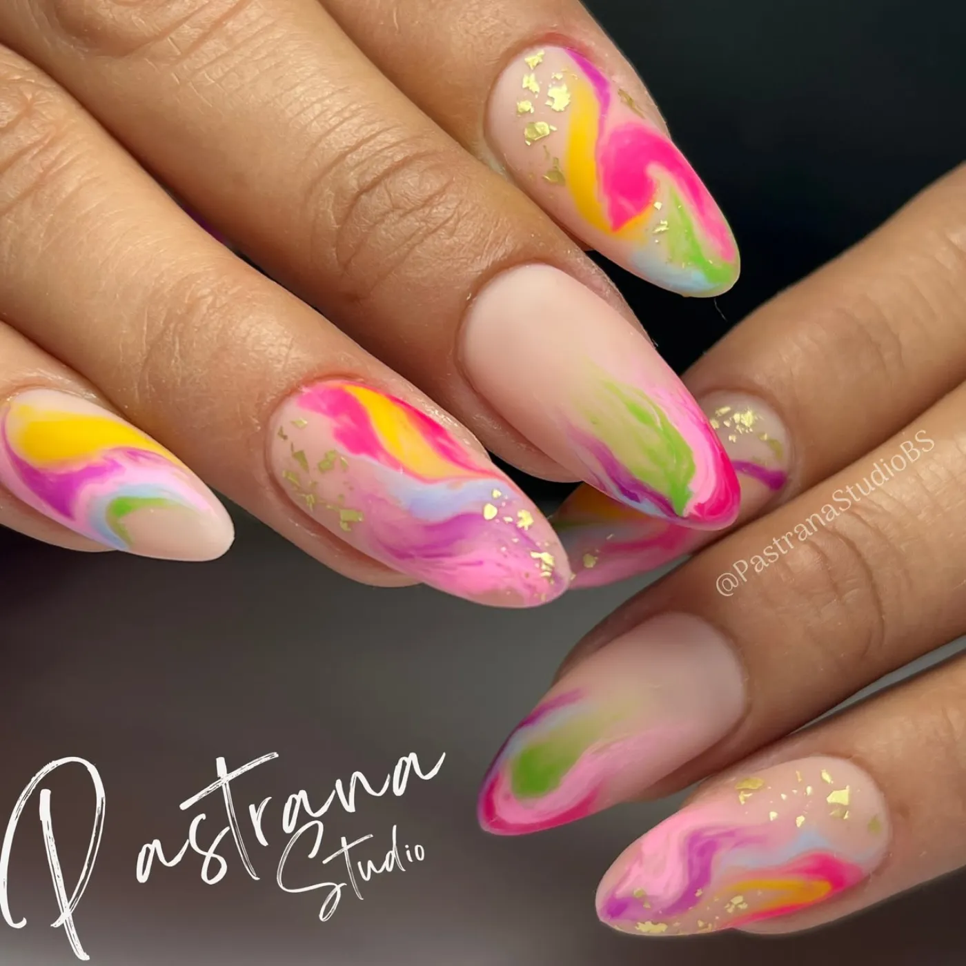 Uñas press on con nail art detallado