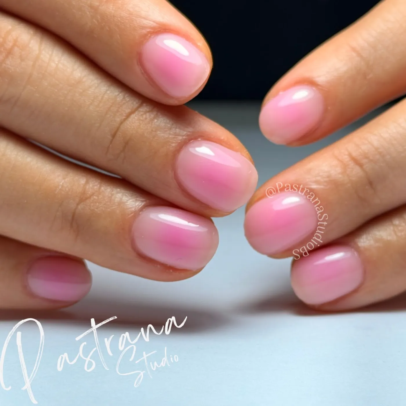 Uñas con rubber base en tono nude natural