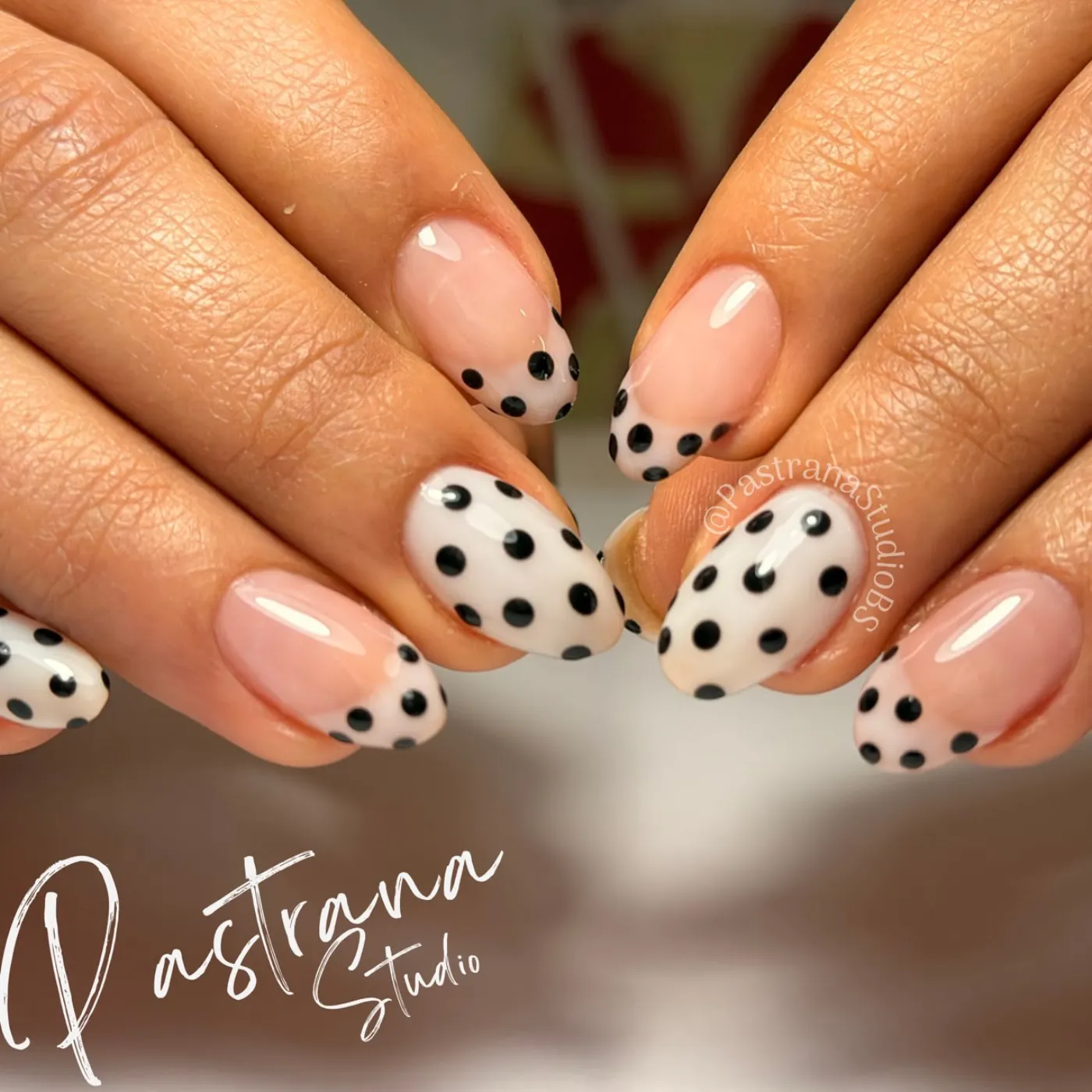Diseño de uñas rubber con acabado mate elegante