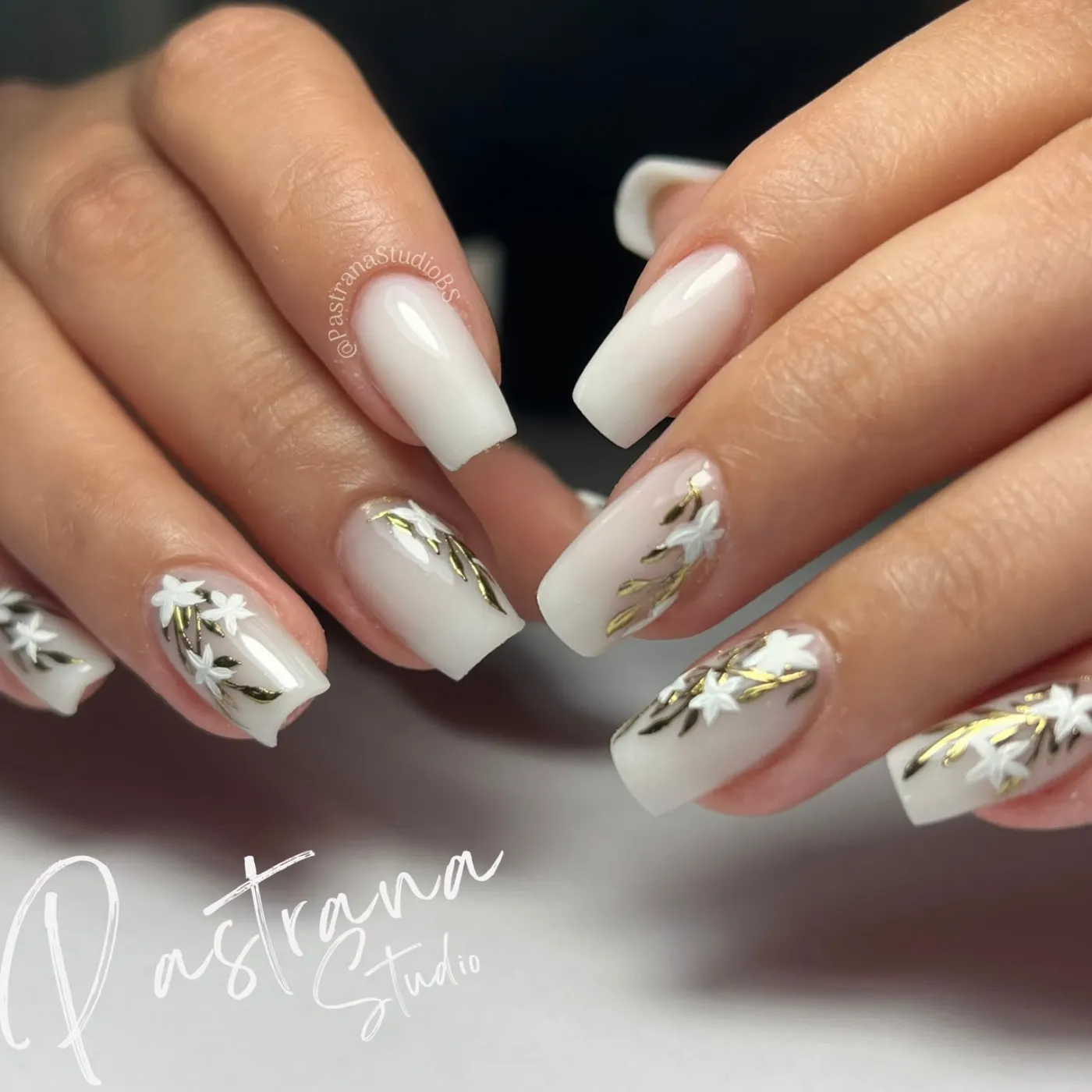 Uñas esculpidas con techgel en forma almendra
