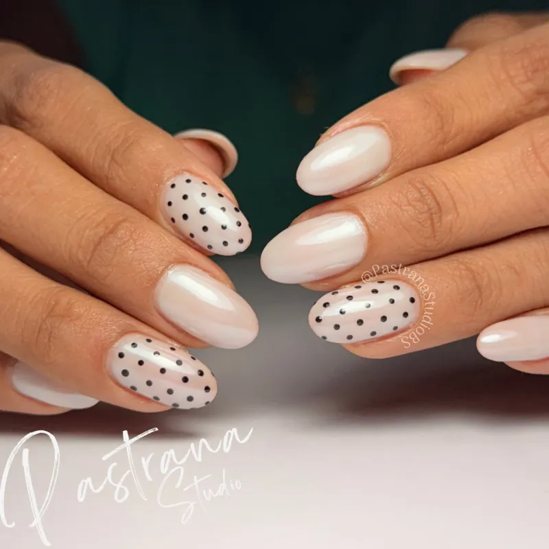 Uñas techgel con efecto encapsulado de flores secas