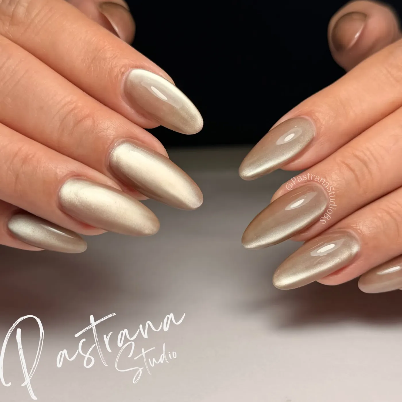 Manicura techgel en tonos tierra con detalle cromado
